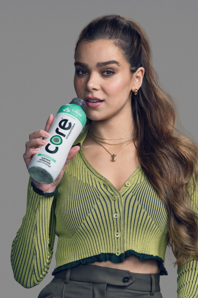 Популярная актриса Хейли Стайнфелд на фоне серой стены