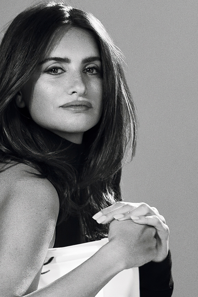 Популярная актриса Пенелопа Крус на сером фоне