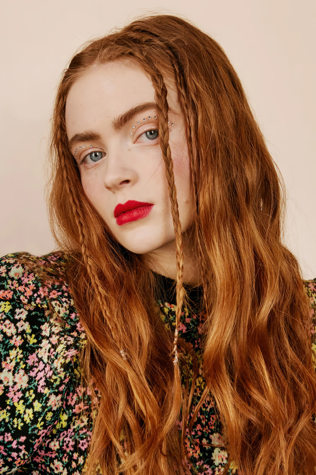 Рыжеволосая Сэди Синк на розовом фоне