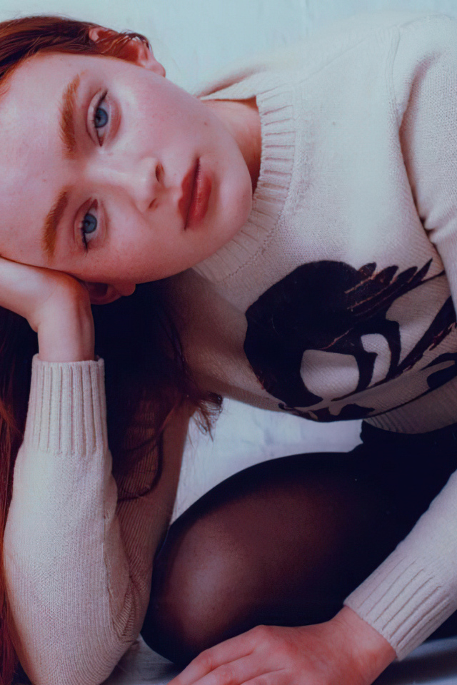 Рыжеволосая девушка актриса Сэди Синк