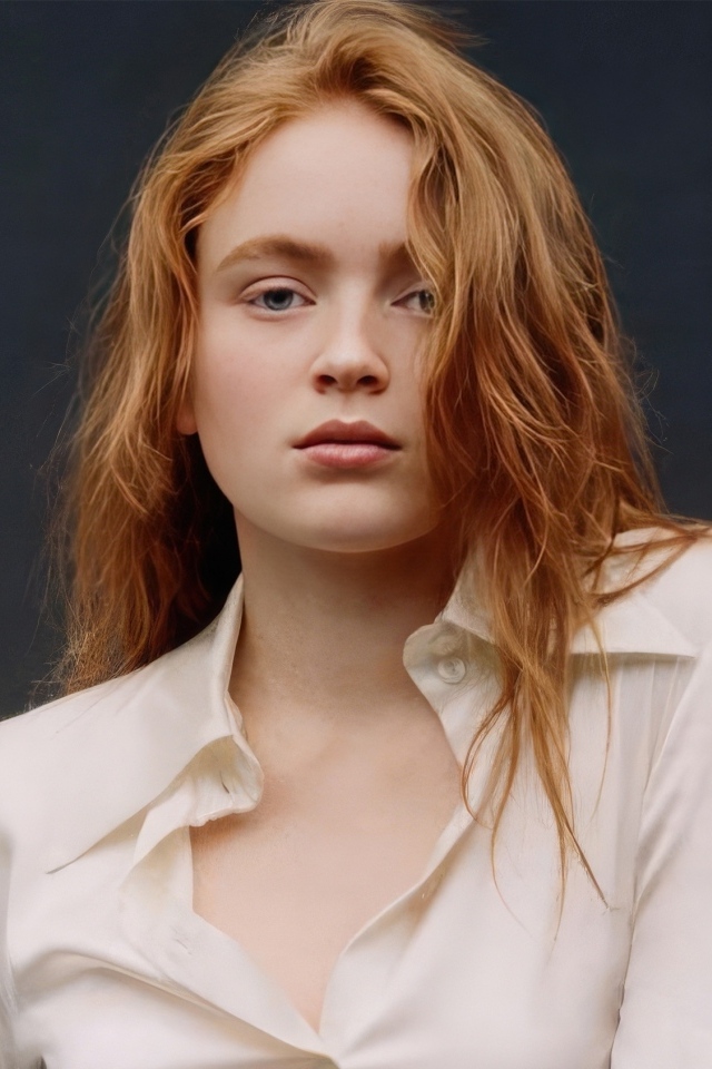 Рыжеволосая девушка актриса Сэди Синк