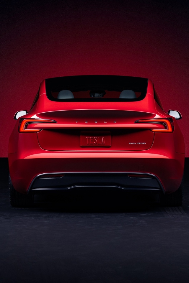 Красный автомобиль Tesla Model 3 2023 года вид сзади