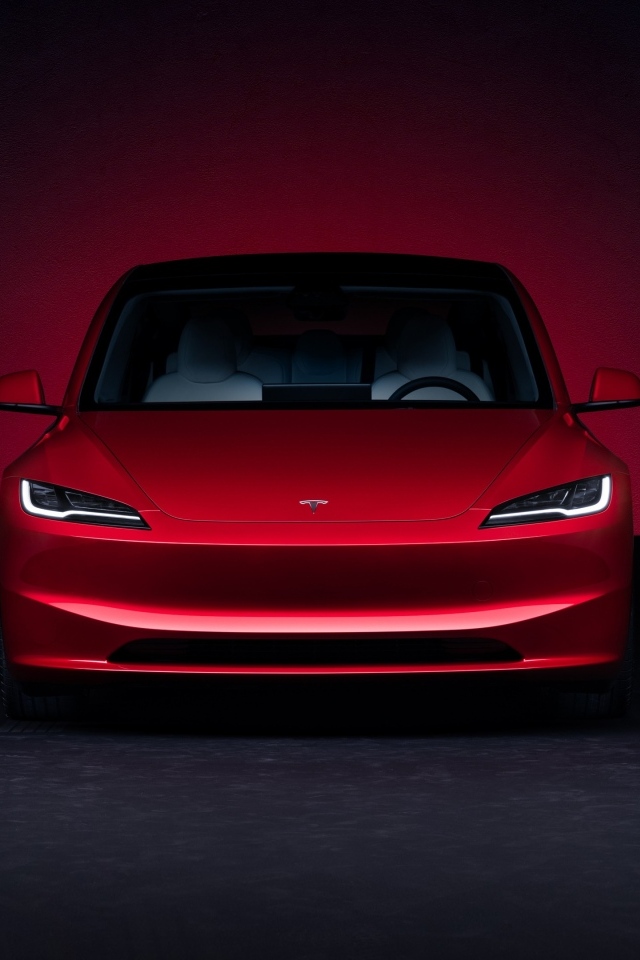 Красная Tesla Model 3 2023 года вид спереди