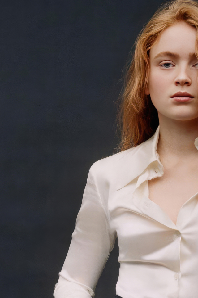 Рыжеволосая Сэди Синк  в белой блузке