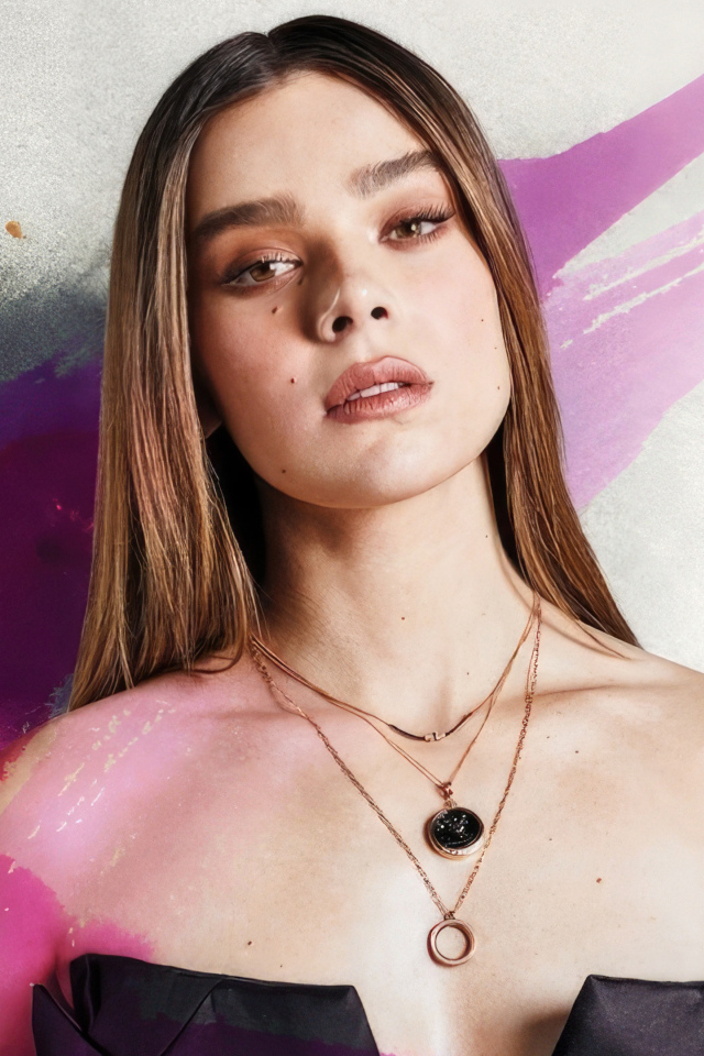 Романтическая актриса Хейли Стайнфелд на фоне стены