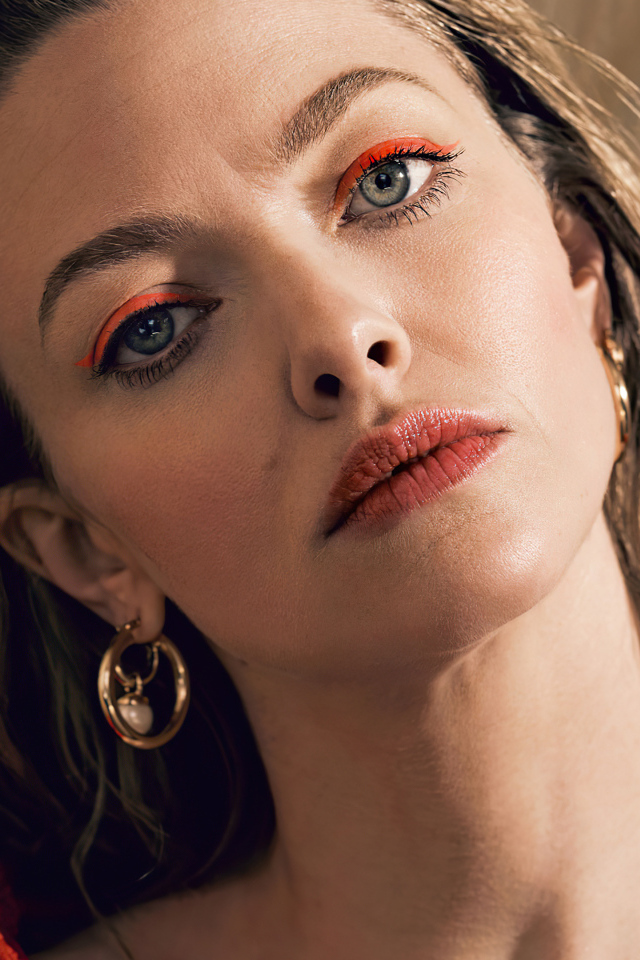 Грустная актриса Аманда Сайфред стоит у стены