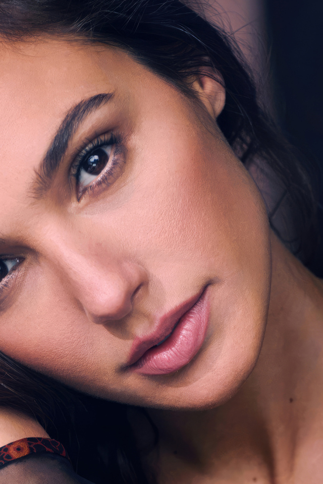 Грустная кареглазая девушка актриса Галь Гадот