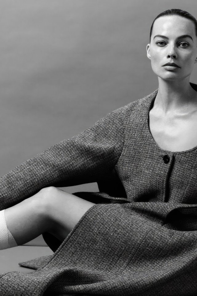 Грустная девушка актриса Марго Робби в сером пальто