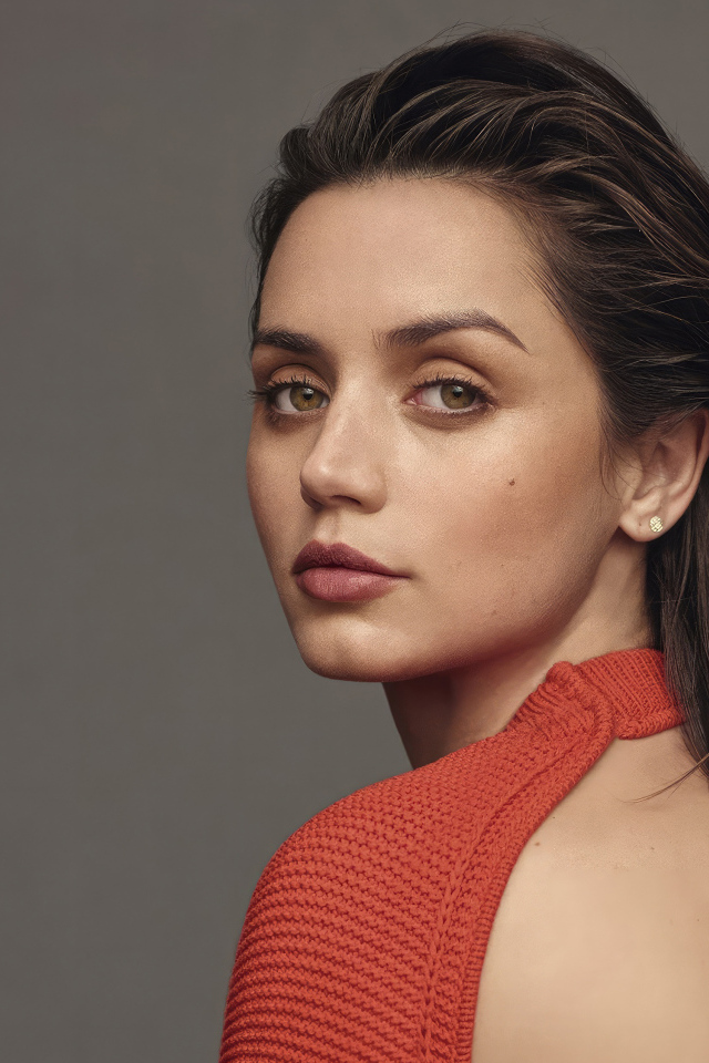 Грустный взгляд актрисы Ана де Армас на сером фоне