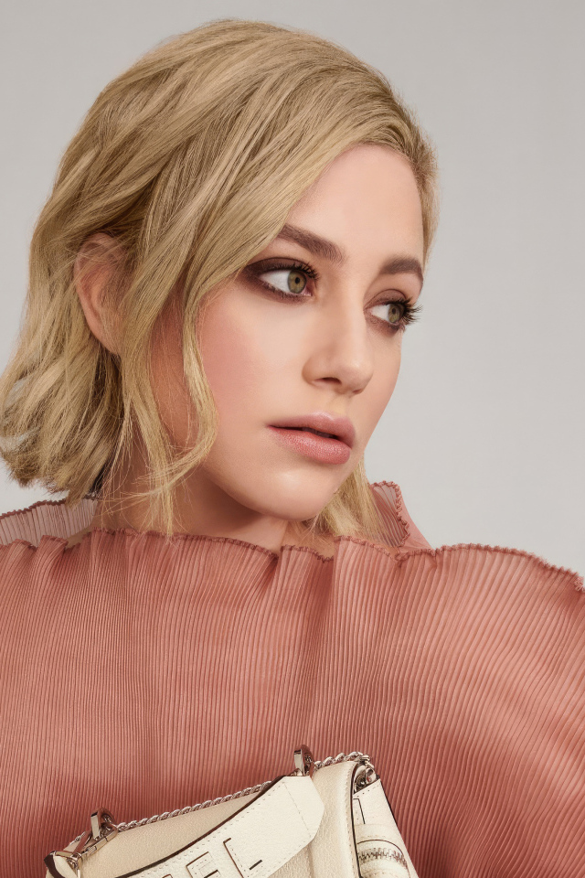 Грустный взгляд актрисы Лили Рейнхарт на сером фоне