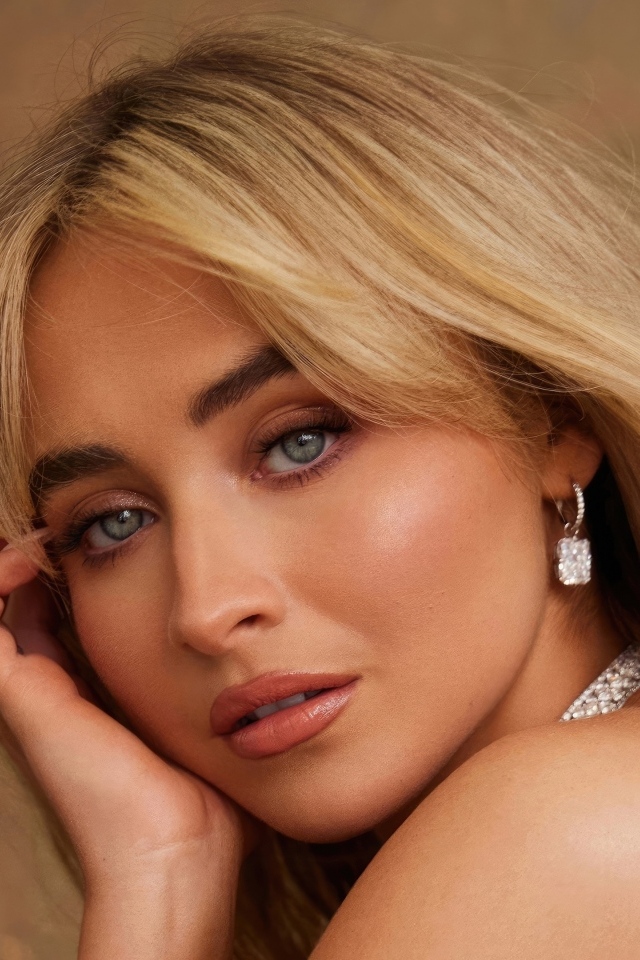 Грустная молодая актриса Сабрина Карпентер