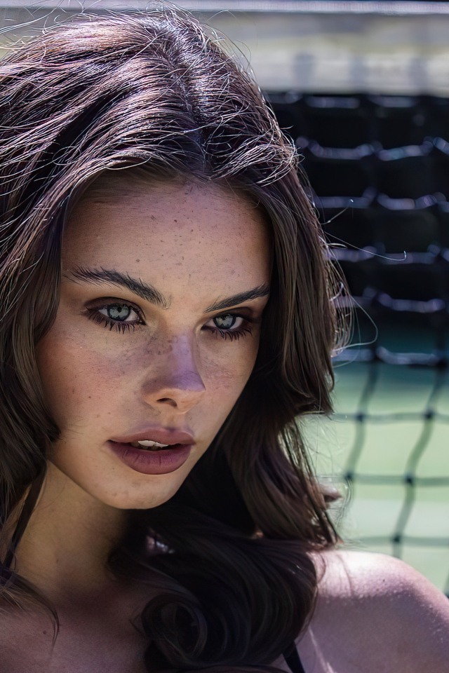 Серьезная девушка актриса Мэйка Вулард