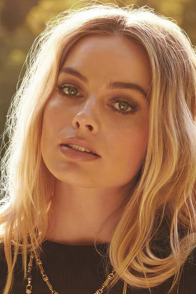 Серьезная блондинка актриса Марго Робби