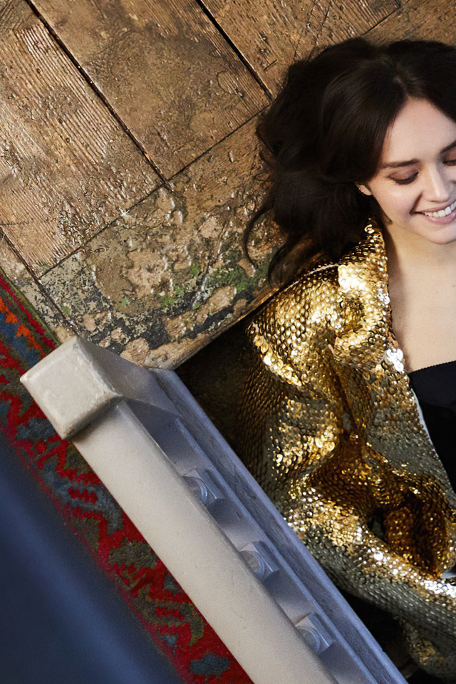 Улыбающаяся актриса Оливия Кук в черном платье