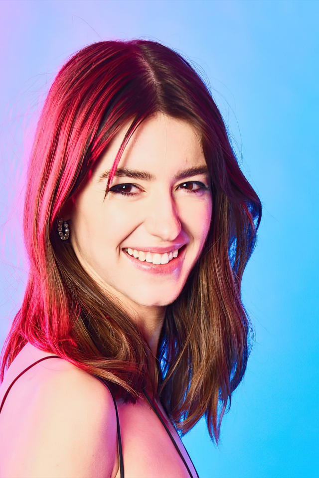 Улыбающаяся девушка Дейзи Эдгар-Джонс на голубом фоне