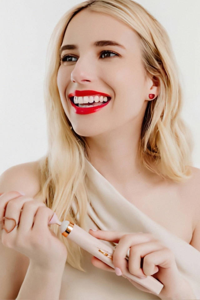 Улыбающаяся девушка актриса Эмма Робертс