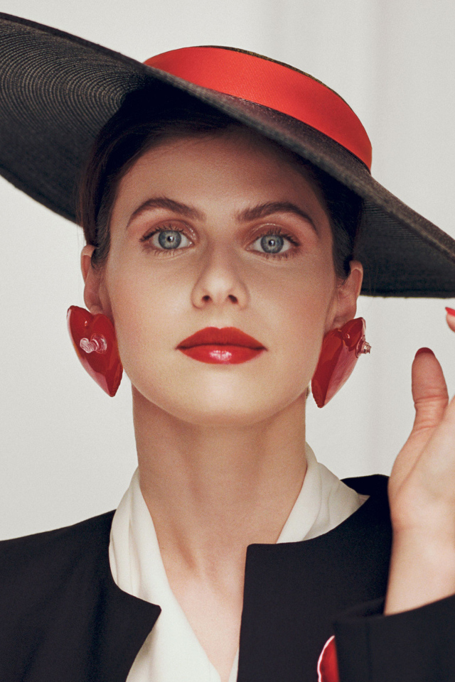 Стильная актриса Александра Даддарио  в большой шляпе