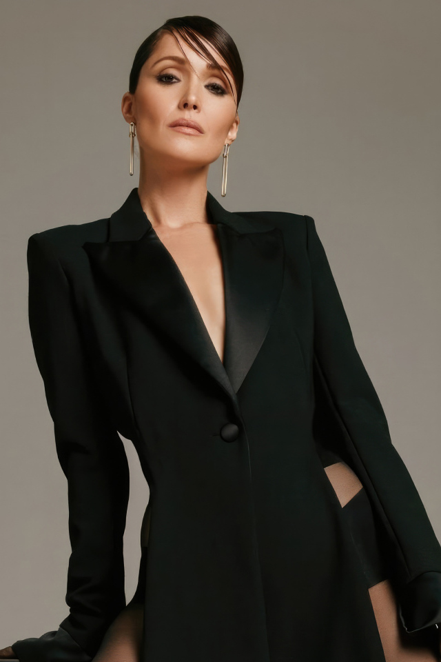 Стильная актриса Роуз Бёрн в черном костюме