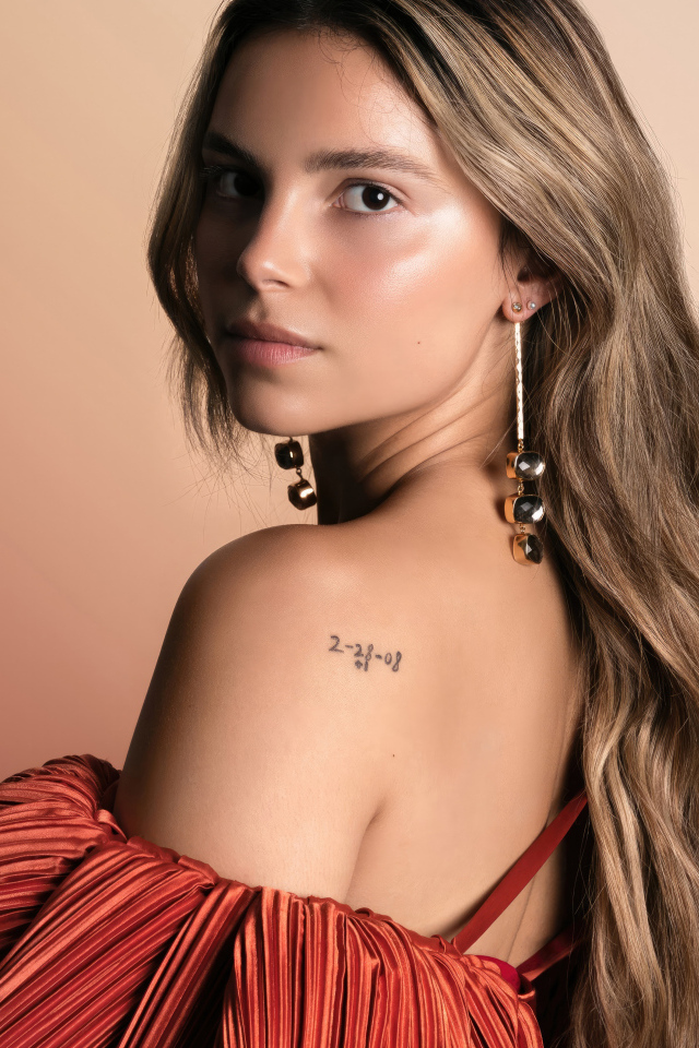 Стильная девушка актриса Инде Наварретт на розовом фоне