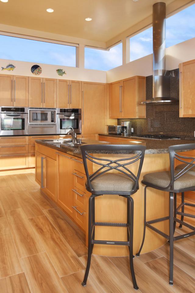 Стильная большая кухня с деревянной мебелью