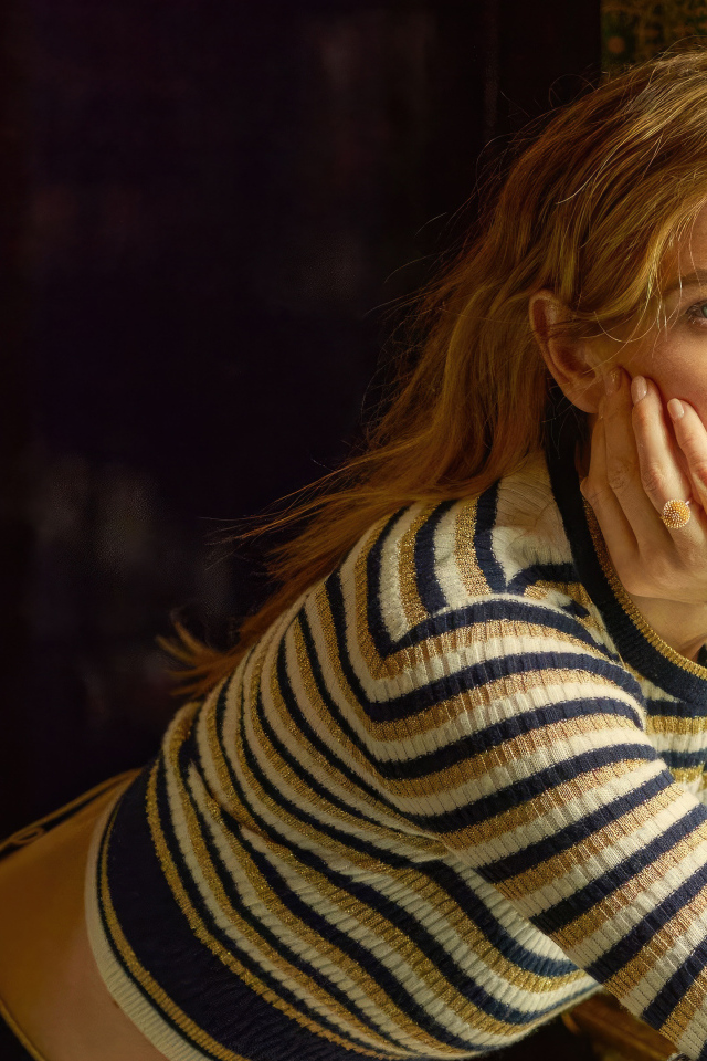 Шведская актриса Ребекка Фергюсон у окна