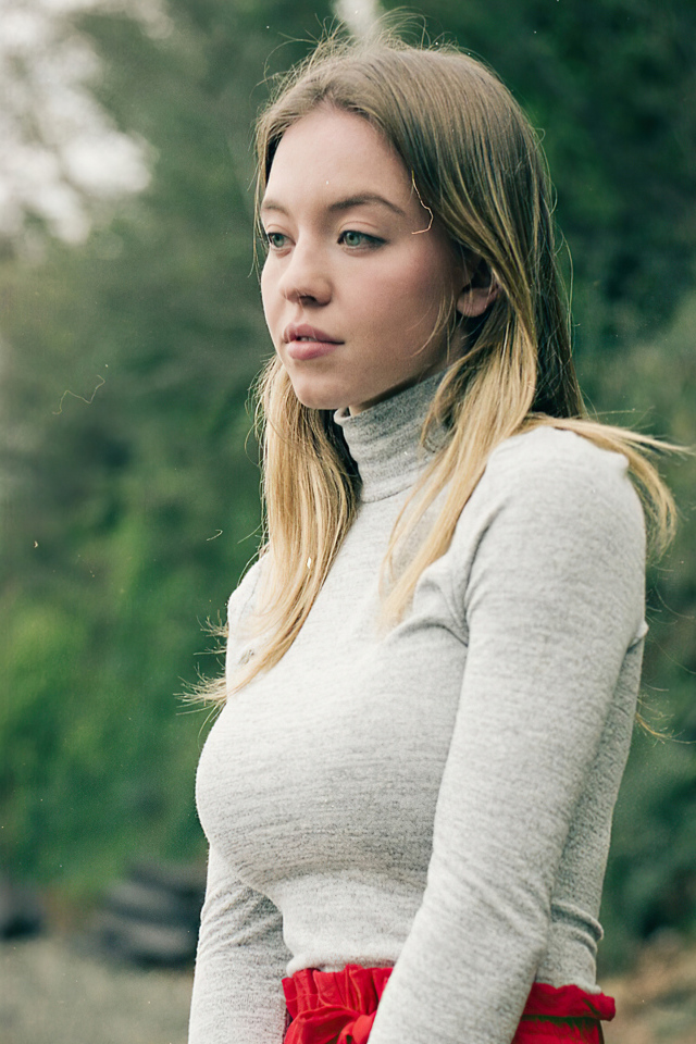 Милая девушка актриса Сидни Суини