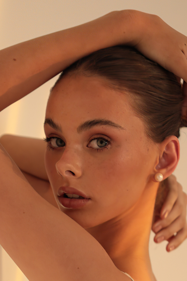 Милая молодая девушка Мэйка Вулард