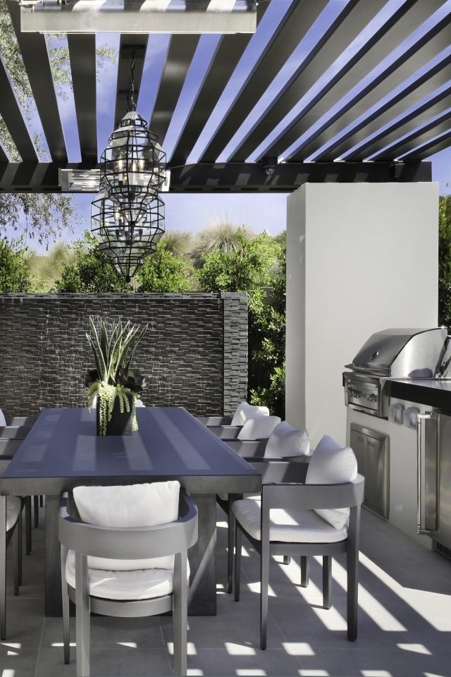 Стол и стулья в кухне в сером цвете