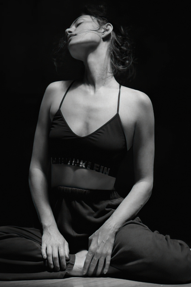 Нежная девушка актриса Фиби Тонкин на черном фоне