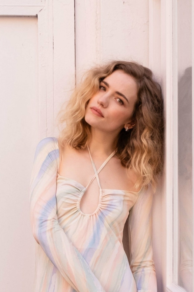 Нежная девушка актриса Уилла Фицджералд у стены