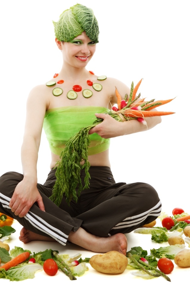 Девушка вегетарианка с овощами на белом фоне