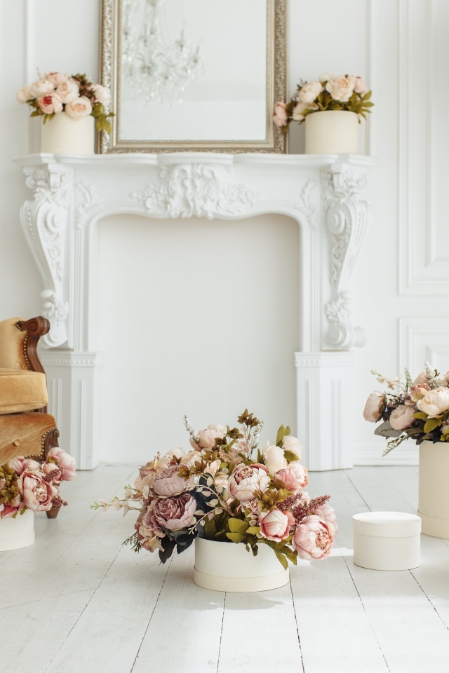 Винтажная мебель в комнате с цветами