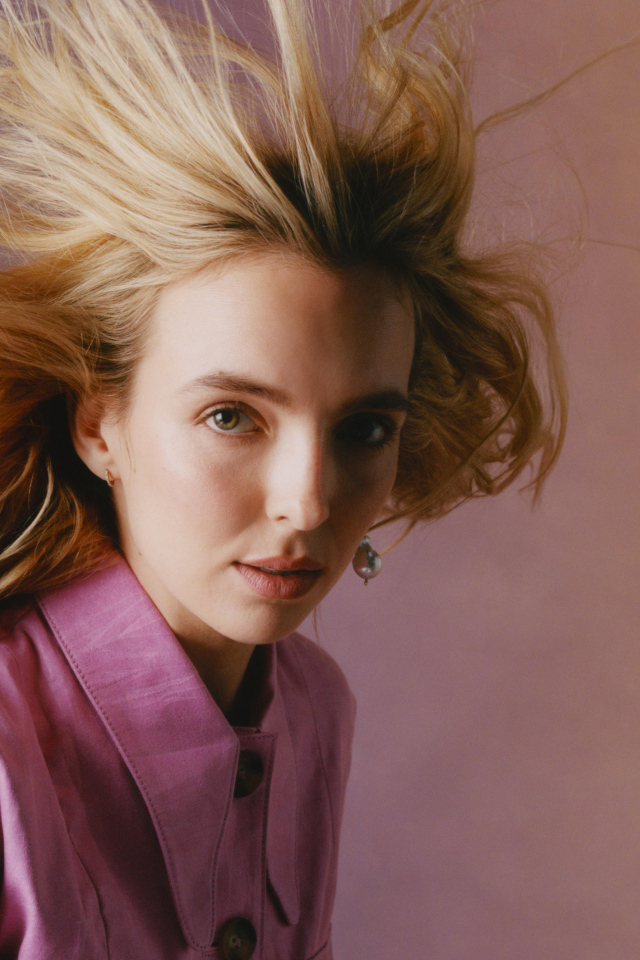 Белые волосы актрисы Джоди Комер