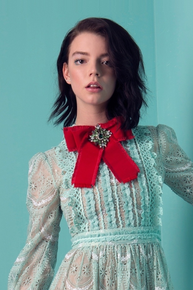 Молодая актриса Аня Тейлор-Джой на голубом фоне