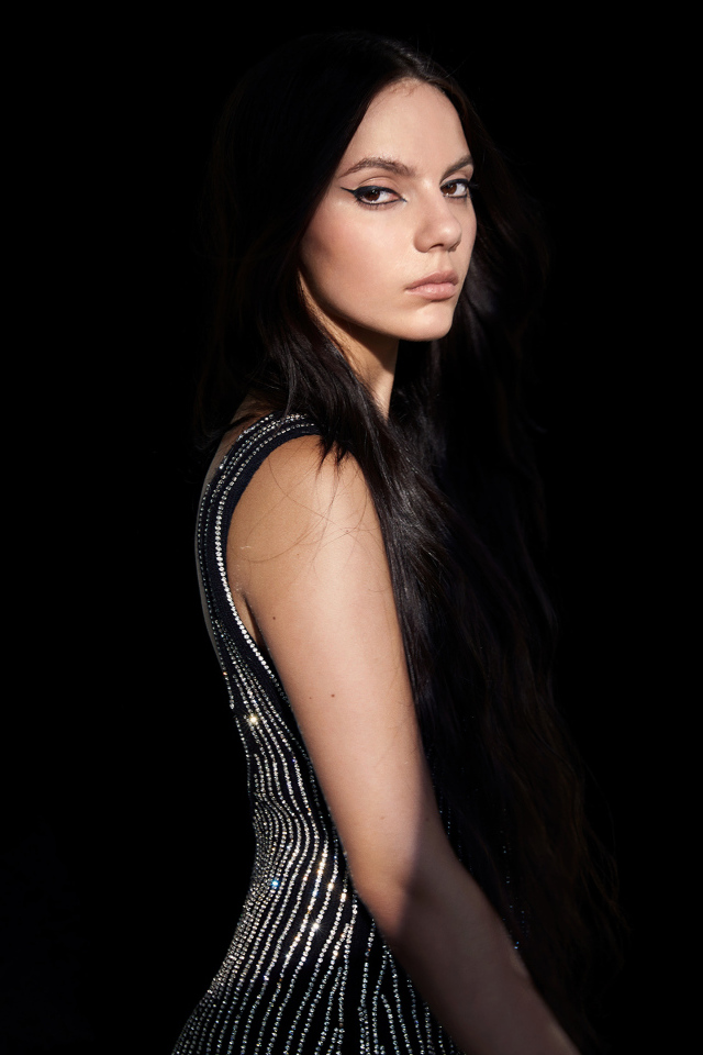 Молодая актриса Дафни Кин на черном фоне