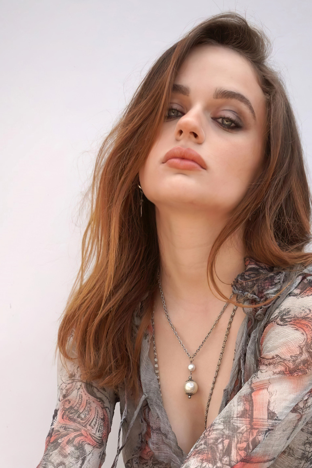 Молодая актриса Джоуи Кинг на сером фоне