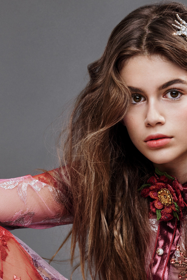 Молодая актриса Кайя Гербер на сером фоне