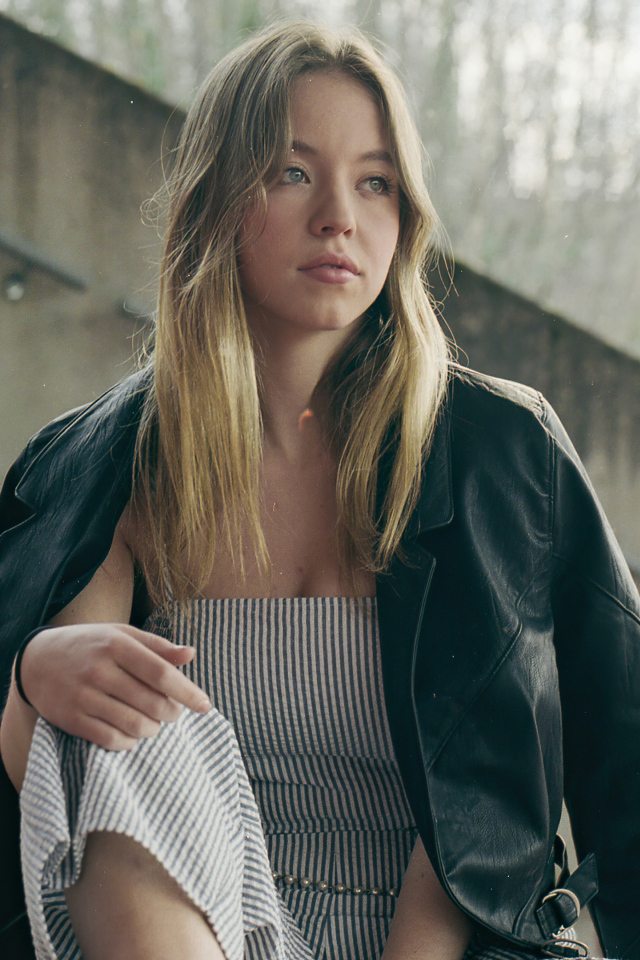 Молодая актриса Сидни Суини в черной куртке