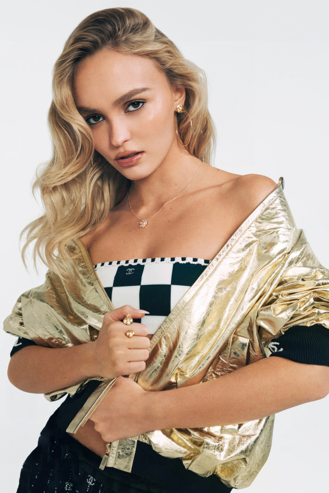 Молодая актриса и модель Лили-Роуз Депп на белом фоне