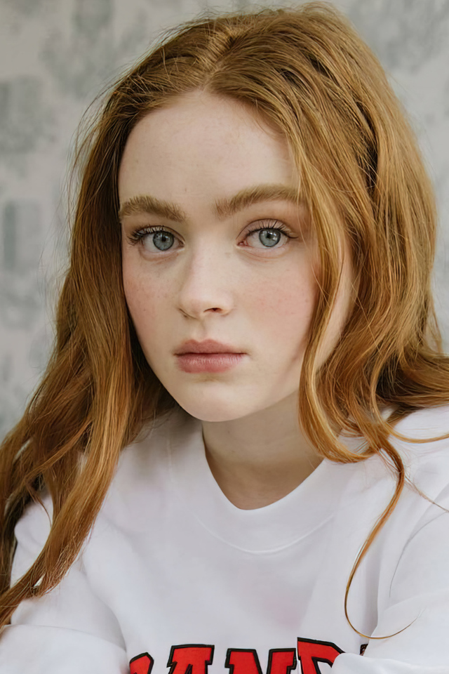 Молодая рыжеволосая американская актриса Сэди Синк