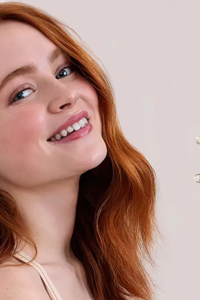 Молодая рыжеволосая девушка Сэди Синк