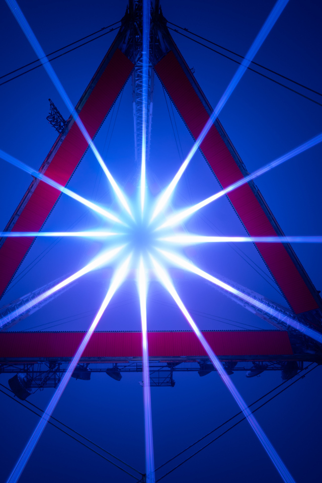 Яркий свет софитов в треугольнике