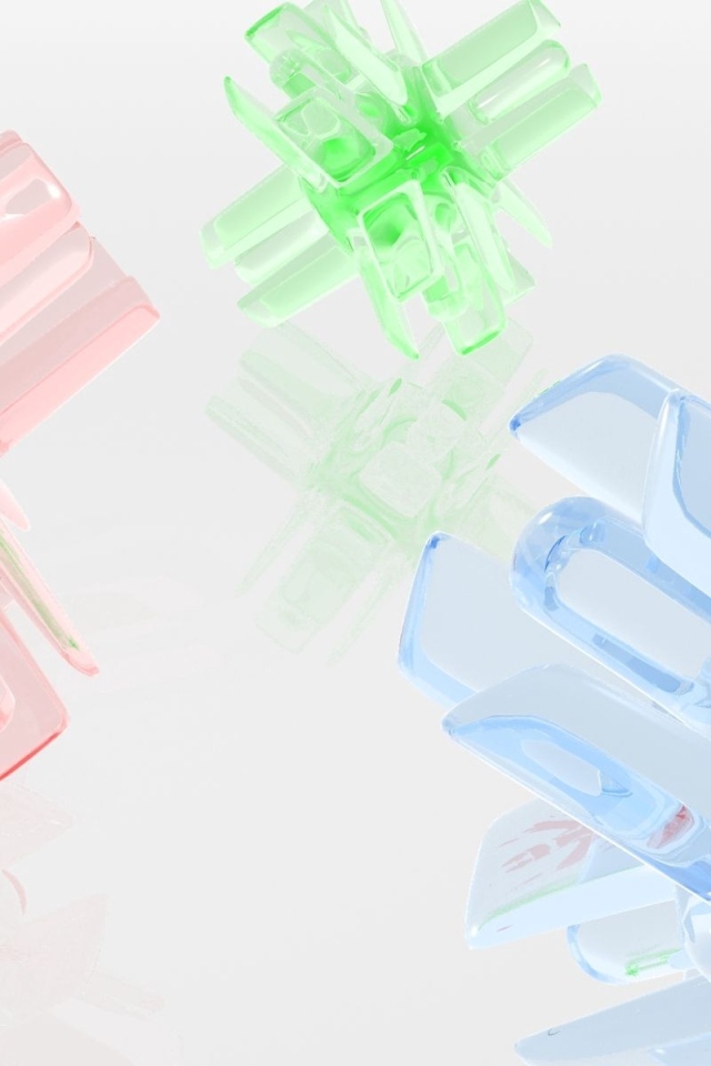 Кристальные разноцветные фигуры на белом фоне