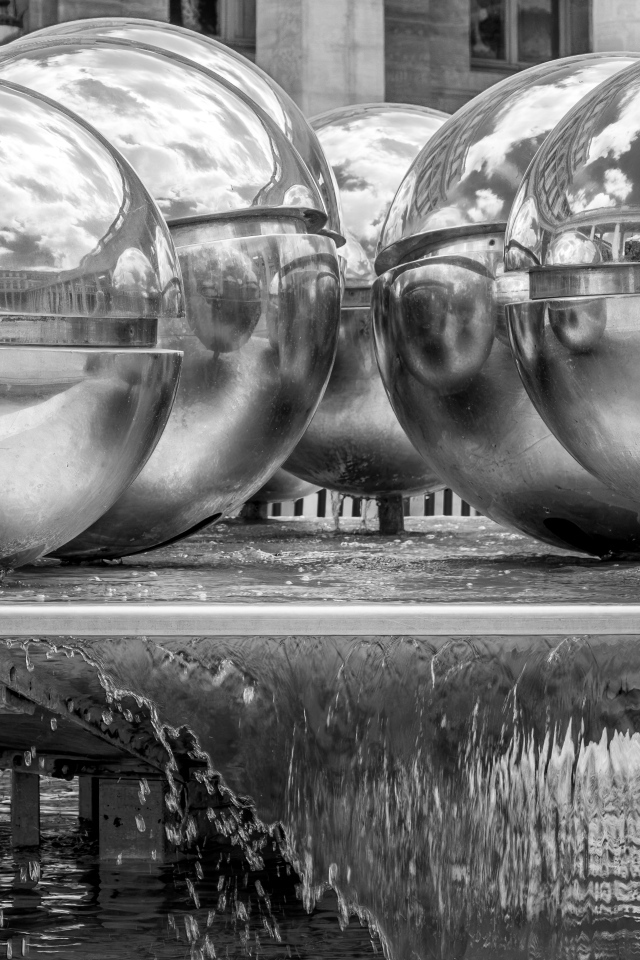 Большие металлические шары у воды