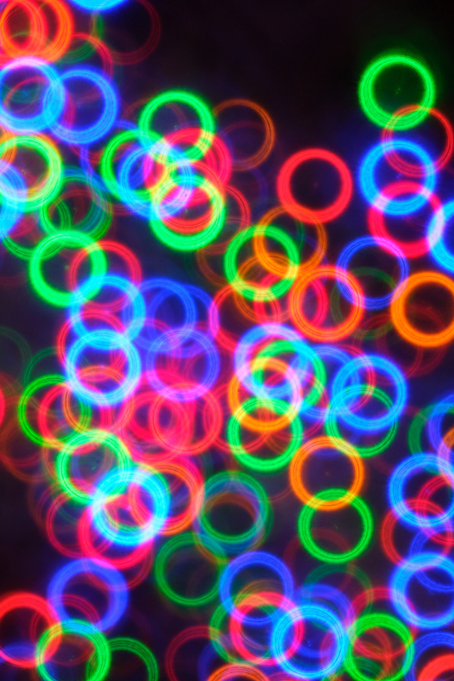 Разноцветные неоновые круги на черном фоне