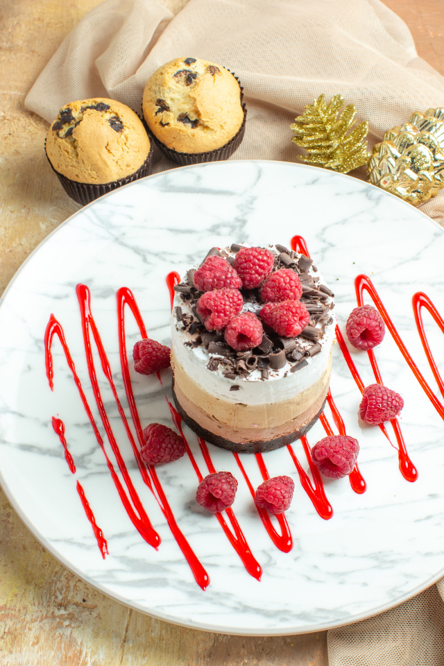 Пирожное три шоколада с ягодами малины