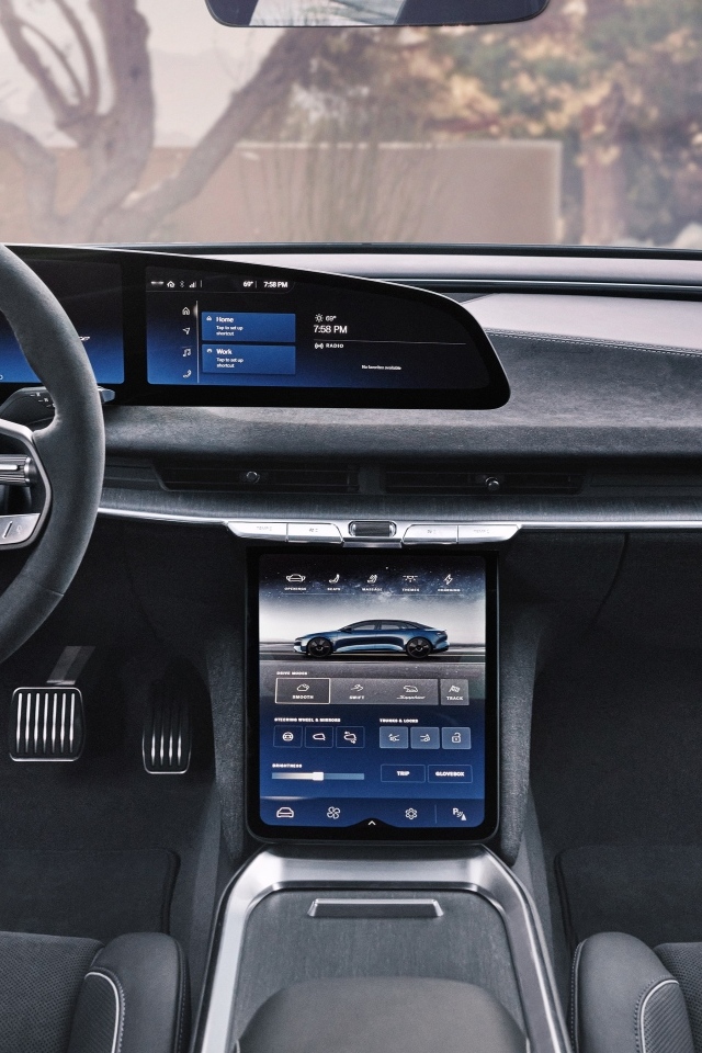 Салон автомобиля  Lucid Air Sapphire 2023 года