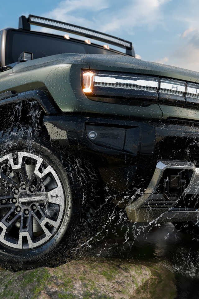 Внедорожник GMC Hummer EV Pickup 2024 года в воде