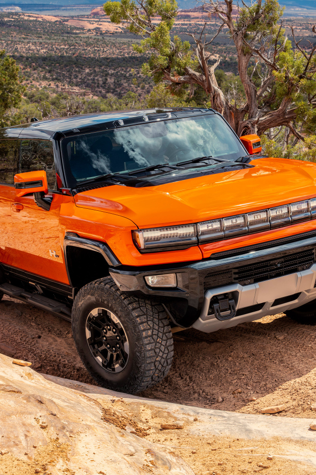 Внедорожник GMC Hummer EV 2024 года в горах