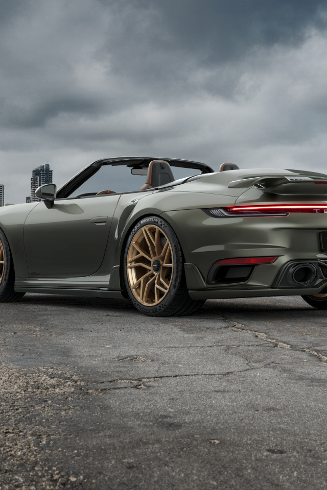 Автомобиль TechArt GTsport Cabrio 2024 года на фоне города